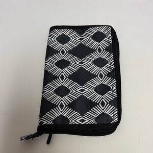 NWT Thirty-One Black and White Makeup Bag